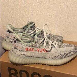 I’m selling my Yeezy 350 v2 blue tints size 9